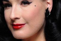 ... genau wie der Anblick der 36-Jährigen Dita von Teese, der auch ohne Ausschnitt mit Makellosigkeit besticht.