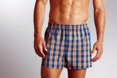 Junge Männer entdecken Boxershorts mit weitem Hüftbund neu, während ältere Männer lieber zur klassischen Version greifen. Auch mit groß karierten, farbigen Shorts wie diesem Modell von Jockey kann man sich nun wieder sehen lassen. Quelle: DPA/Jockey/Jockey
