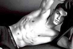 Markant wirken anatomisch geschnittene Slips: Kein Wunder, dass Emporio Armani Fußballstar Cristiano Ronaldo in seiner neuen Unterwäschekampagne in diese knappen Höschen gesteckt hat. Quelle: © ARMANI