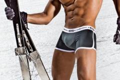 Die knappen Hip-Pants bleiben angesagt, allerdings sollten sie im Frühjahr und Sommer entweder bunt oder mit Motiven bedruckt sein. Quelle: DPA/ES Collection/ES Collection